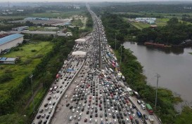 Foto-Foto Kemacetan di Gerbang Tol Cikampek Utama