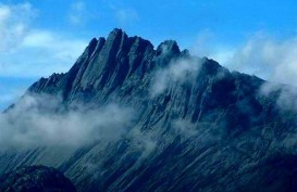 BMKG: Salju Dipuncak Gunung Jayawijaya Diprediksi akan Musnah 