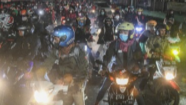 Mudik Lebaran 2022: Pemudik Bersepeda Motor Menyemut di Jalan Arteri Karawang hingga Jalur Pantura