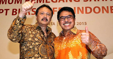 Direktur Utama yang baru PT Bursa Efek Indonesia Tito Sulistio (kiri), dan mantan Direktur Utama Ito Warsito berfoto bersama seusai rapat umum pemegang saham tahunan (RUPST) di Jakarta, Kamis (25/5)./JIBI-Dedi Gunawan