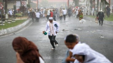 Diguyur Hujan Deras, Jemaah Salat Idulfitri di Kantor Gubernur Sumbar Berlarian