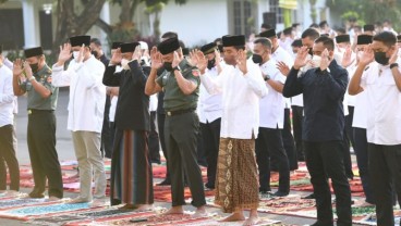 Momen Jokowi dan Iriana Salat Idulfitri di Halaman Istana Yogyakarta