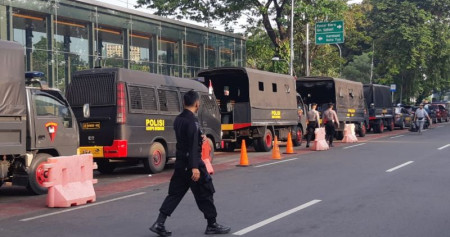 Tim Gegana di sekitar Masjid Istiqlal untuk menjaga keamanan jemaah yang sedang salat id saat Idulfitri