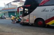 Hati-hati Bro! Pemudik Motor Ini Mengantuk Masuk Kolong Bus