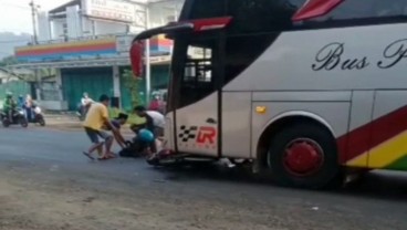 Hati-hati Bro! Pemudik Motor Ini Mengantuk Masuk Kolong Bus