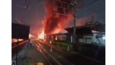 Kebakaran di Pasar Kemiri Muka Depok, Perjalanan KRL Terhambat!