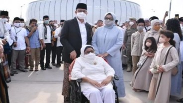 Momen Anies Baswedan Ajak Ibunda Salat Idulfitri di JIS