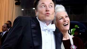 Foto Elon Musk di Red Carpet Met Gala, Ekspresi Lucu dan Gandeng Sang Ibu