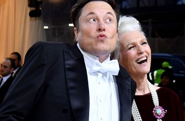 Foto Elon Musk di Red Carpet Met Gala, Ekspresi Lucu dan Gandeng Sang Ibu