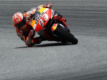 Nyaris Jatuh di MotoGP Spanyol, Sikut Marc Marquez Jadi Penyelamat