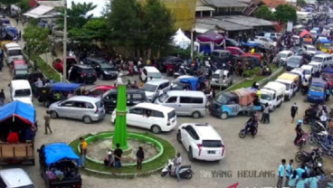 Pantai Sayang Heulang Dipadati Wisatawan