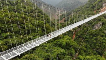 Jembatan Kaca Terpanjang di Dunia Dibuka di Vietnam