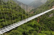 Jembatan Kaca Terpanjang di Dunia Dibuka di Vietnam