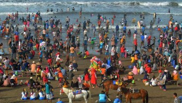 Viral Padatnya Pengunjung Pantai Pangandaran Mirip Cendol 