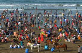 Viral Padatnya Pengunjung Pantai Pangandaran Mirip Cendol 