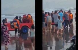 Viral Video Upaya Penyelamatan Wisatawan Terseret Ombak di Pantai Parangtritis