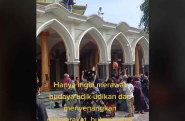 Mengenal Tradisi Sebar Uang 'Udik-udikan' yang Dilakukan oleh Masyarakat Jawa Timur