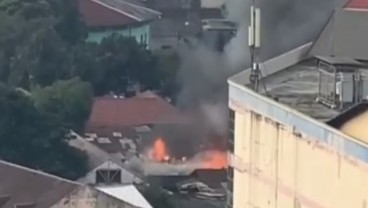 Pasar Ciputat Terbakar, Pemadam Kebakaran Mulai Berdatangan Padamkan Api