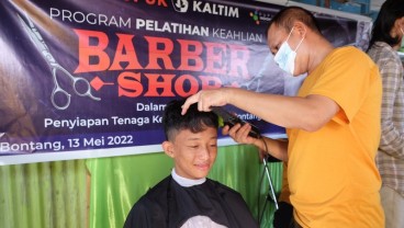 Menuju Usaha Mandiri, Peserta Pelatihan Barbershop Binaan PKT Cukur Gratis Puluhan Anak Panti Asuhan