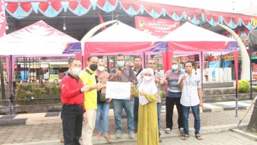 Bank Jateng Bagikan Bantuan Tenda untuk PKL di Sragen