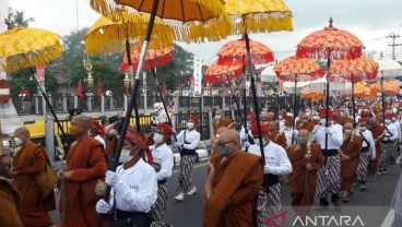 Arak-arakan Waisak dari Candi Mendut ke Borobudur Diikuti Ribuan Orang