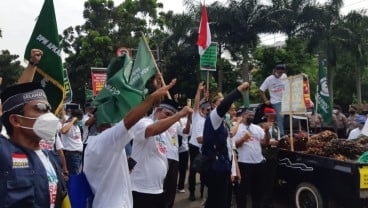 Foto-Foto Demo Petani Sawit di Depan Kantor Kemenko Perekonomian