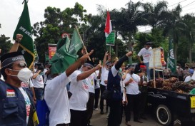 Foto-Foto Demo Petani Sawit di Depan Kantor Kemenko Perekonomian