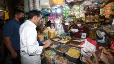 Jokowi Bagikan Bansos dan Tinjau Harga Minyak Goreng di Pasar Bogor