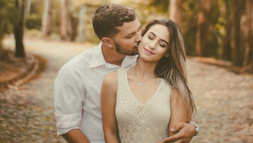 12 Tanda Pria Mencintai Perempuan 