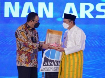 Lestarikan Adat Istiadat, Riau Terima Salinan Arsip Sejarah Kerajaan