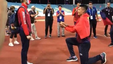 Atlet Vietnam Lamar Kekasih seusai Dapat Medali Emas pada SEA Games 2021