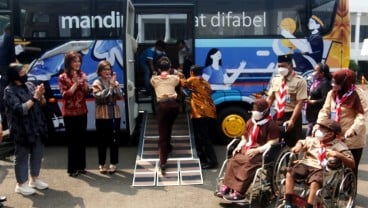 Wujudkan Komitmen Dukungan, Bank Mandiri Berikan Bus Disabilitas ke YPAC