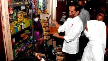 Kunjungi Pasar Muntilan, Jokowi Cek Harga Minyak Goreng Curah