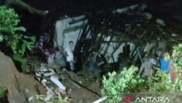 Empat Orang Tertimbun Longsor di Cijeruk Bogor