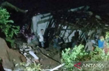 Empat Orang Tertimbun Longsor di Cijeruk Bogor