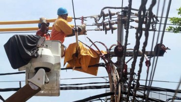 Hujan Badai, Aliran Listrik Puluhan Ribu Pelanggan PLN Pekanbaru Masih Padam