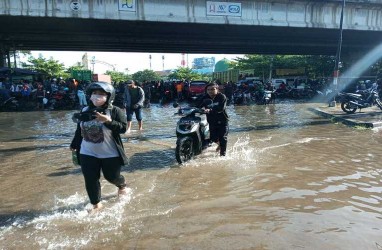 Evakuasi Kendaraan Akibat Banjir Tanjung Emas Berlanjut