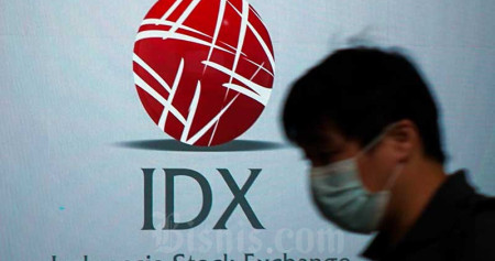 Karyawan melintas di dekat layar yang menampilkan logo Bursa Efek Indonesia (BEI), Jakarta, Rabu (26/1/2022). Bisnis/Suselo Jati