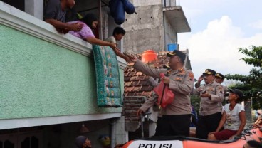 Polres Demak Salurkan Bantuan ke Desa yang Terendam Rob