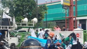 Karyawan Tip Top Demo, Lalu Lintas di Pondok Bambu Jakarta Timur Tersendat