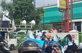 Karyawan Tip Top Demo, Lalu Lintas di Pondok Bambu Jakarta Timur Tersendat