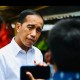 Jokowi Bagi-bagi BLT Minyak Goreng untuk Warga di Pasar Mojosongo Solo