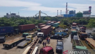 Antrean Truk Mewarnai Area Masuk Pelabuhan Tanjung Emas