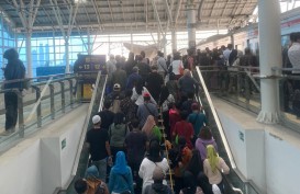 Penumpang di Stasiun Manggarai Membeludak, KAI Commuter Minta Maaf