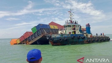 Tim Gabungan Evakuasi Kontainer dari Kapal Nyaris Karam di Selat Malaka