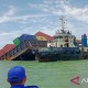 Tim Gabungan Evakuasi Kontainer dari Kapal Nyaris Karam di Selat Malaka