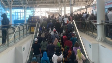 Stasiun Manggarai Membeludak! KCI Luncurkan KRL Feeder, Ini Jadwalnya