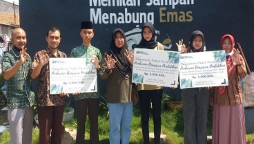 Peduli Pendidikan, Pegadaian Beri Beasiswa Anak-anak Pengurus Bank Sampah Binaan