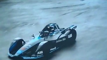 Pembalap Nyck de Vries Lakukan Demonstrasi Mobil Formula E di Monas