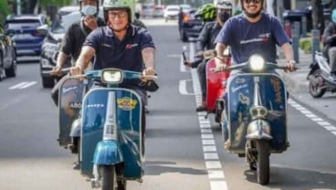 Mantap! Sandiaga Uno Kendarai Skuter Konversi Listrik Karya Anak Bangsa